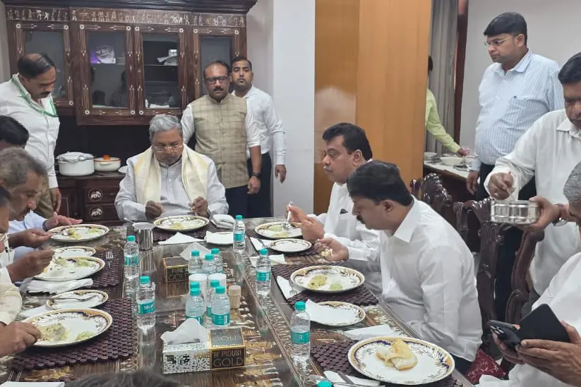 സിദ്ധരാമയ്യ രാജ്യസഭയിലേക്കെന്ന് സൂചന; പകരം ഡികെയോ ഖാർഗെയോ; ഡൽഹിയിൽ നിർണായക ചർച്ച