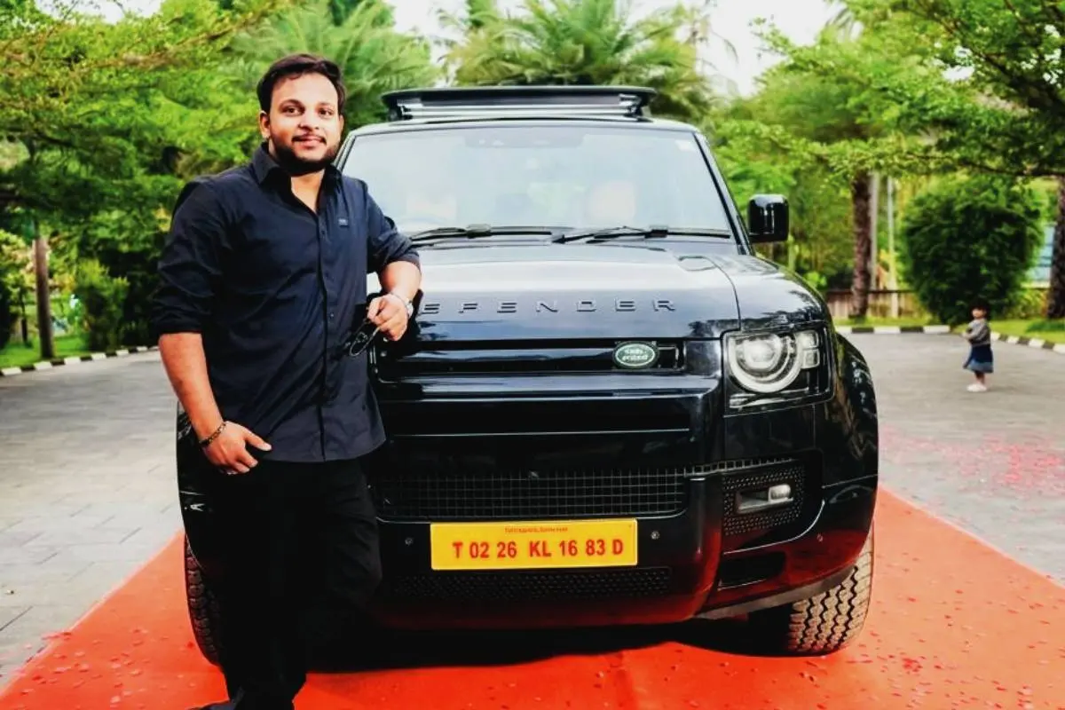 ഫിനോസ് തന്റെ ഡിഫെന്‍ഡര്‍ 110 വാഹനത്തോടൊപ്പം.