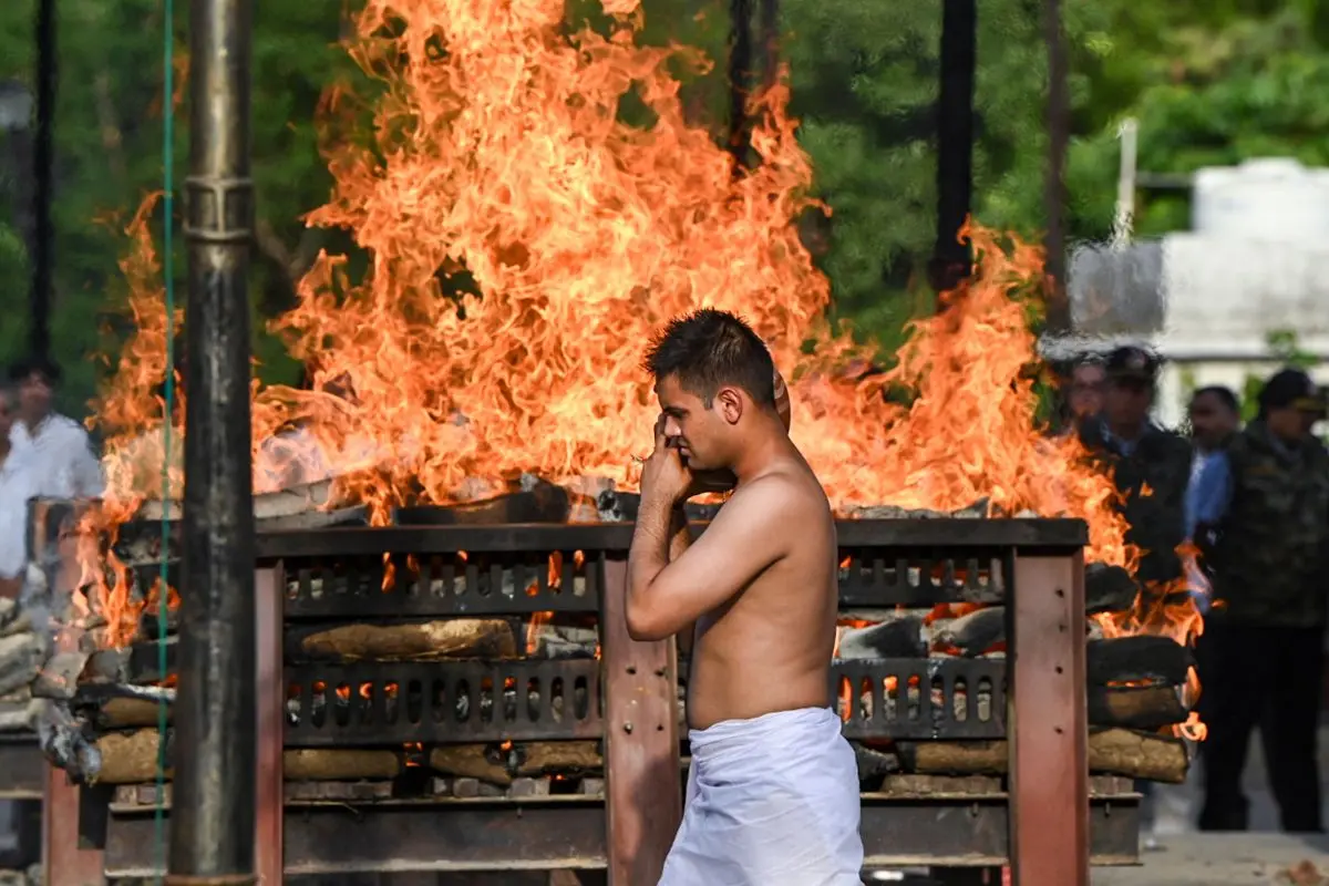 Harshit Sharma, brother of former model-turned-actor Twisha Sharma, performs rituals during the last rites of Twisha, at Bhadbhada Vishram Ghat in Bhopal, Sunday, May 24, 2026 (Photo: PTI)