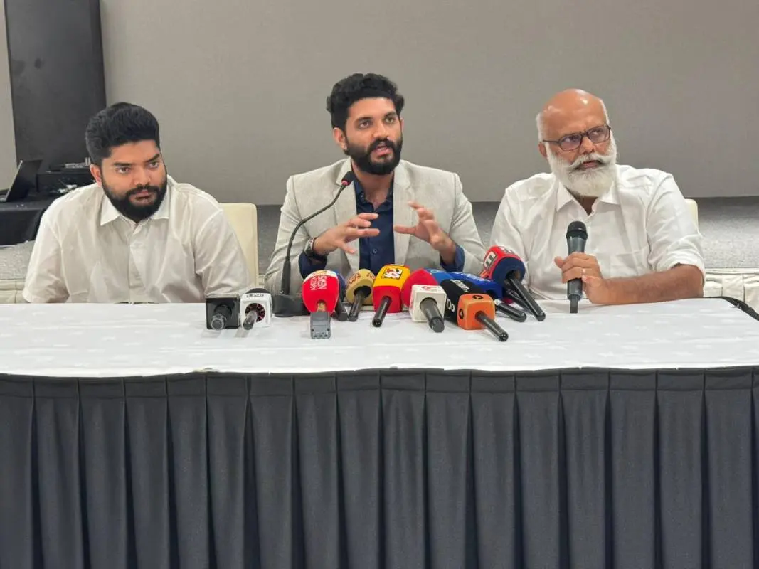 കമ്പനി ഡയറക്ടർമാർ വാർത്താസമ്മേളനത്തിൽ