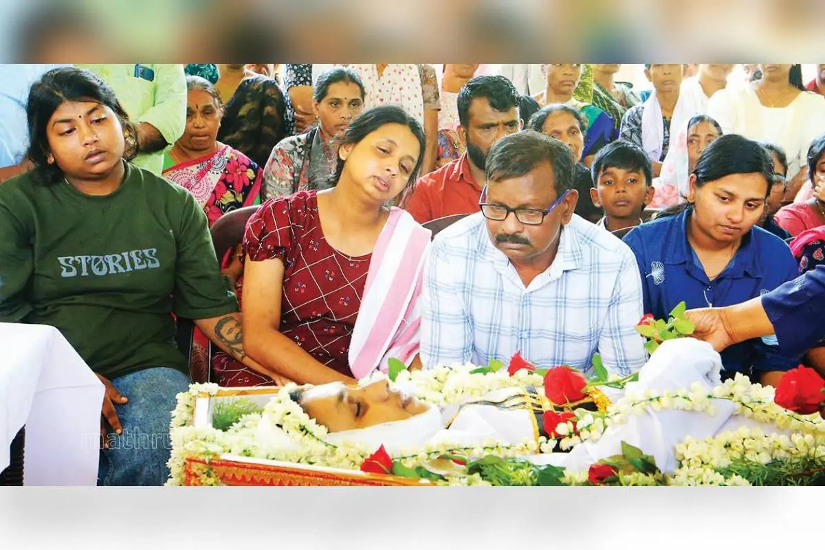മേപ്പാടി കള്ളാടിയിൽ കാട്ടാനയുടെ ആക്രമണത്തിൽ കൊല്ലപ്പെട്ട കുരിശിങ്കൽ വീട്ടിൽ ജെസ്സിയുടെ മൃതദേഹം പുത്തുമല അമലോത്ഭവ മാതാ ദേവാലയത്തിൽ മരണാനന്തരച്ചടങ്ങുകൾക്കായി എത്തിച്ചപ്പോൾ സമീപത്ത് സങ്കടത്തോടെ ഇരിക്കുന്ന രണ്ടാമത്തെ മകൾ അനുഷ, മൂത്ത മകൾ ഷൈമോൾ, ഭർത്താവ് കെ.ജെ. ഷാജി, ഇളയമകൾ നാൻസി എന്നിവർ |ഫോട്ടോ: വി.പി. ഉല്ലാസ്