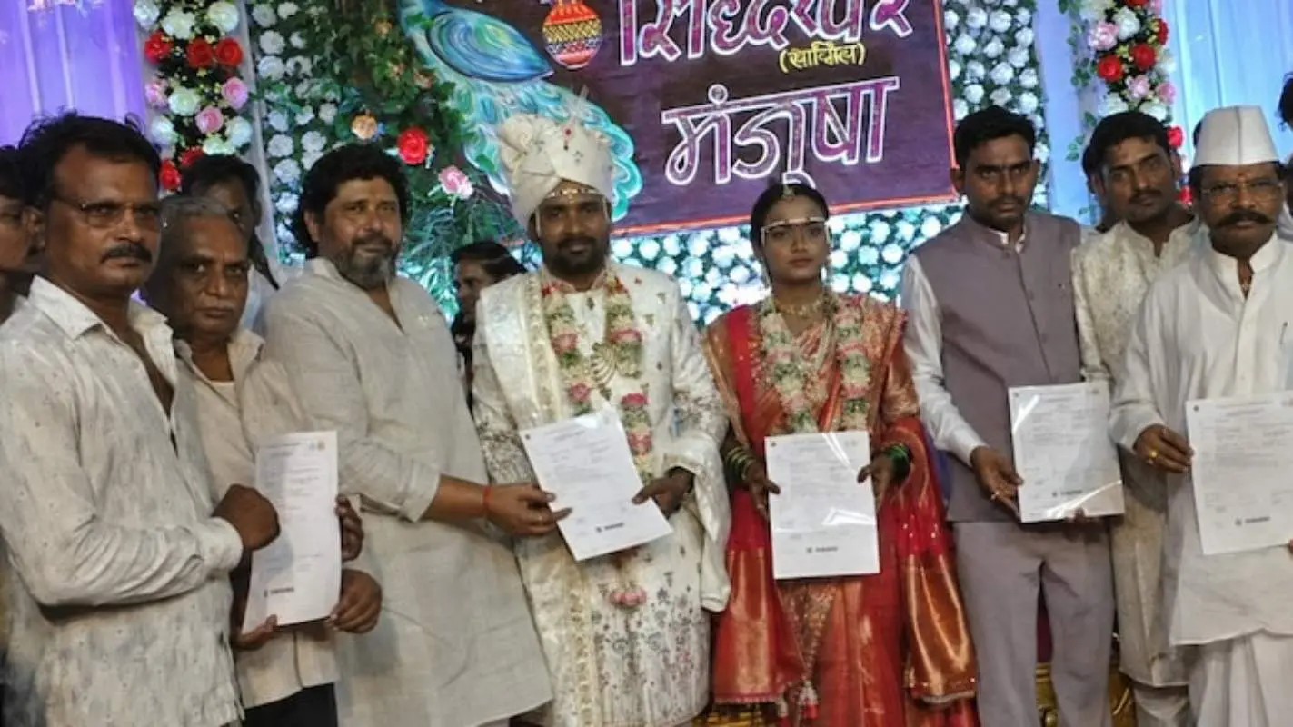 നന്ദേഡില്‍ ഗ്രാമവാസികള്‍ വിവാഹസമ്മാനമായി ലഭിച്ച ഇന്‍ഷുറന്‍സ് രേഖകളുമായി | Photo: x