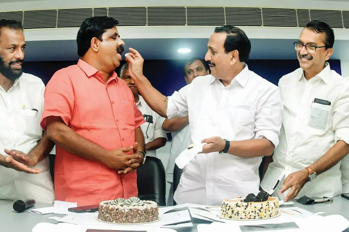 ജില്ലാ കോൺഗ്രസ് കമ്മിറ്റിയുടെ നേതൃത്വത്തിൽ സംഘടിപ്പിച്ച നേതൃയോഗത്തിൽ യു.ഡി.എഫ്. മികച്ചവിജയം കൈവരിച്ച സന്തോഷത്തിൽ എം.കെ. രാഘവൻ എം.പി. കെ. പ്രവീൺകുമാർ എംഎൽ.എ.ക്ക് മധുരം നൽകുന്നു