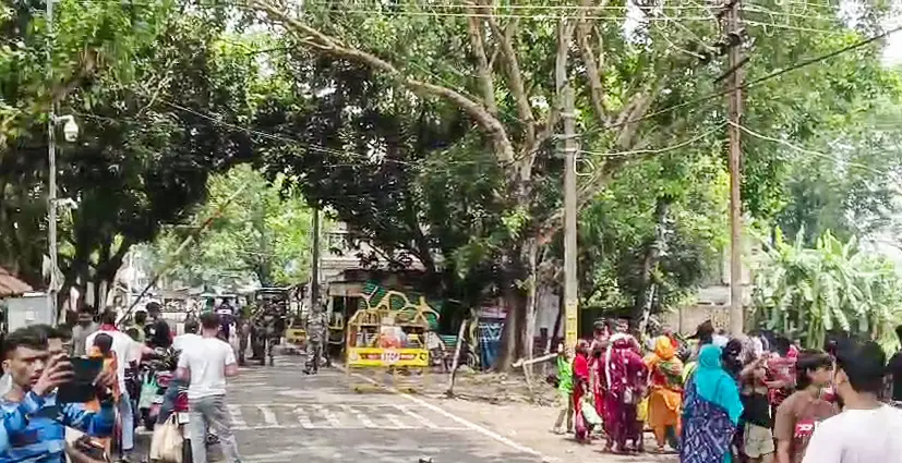 ബംഗ്ലാദേശിലേക്ക് മടങ്ങാൻ ഹക്കിംപുർ ചെക്ക് പോസ്റ്റിലെത്തിയവർ | Photo: ANI