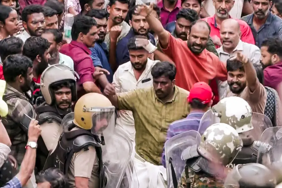 പാർട്ടി ഓഫീസ് വളഞ്ഞ് പോലീസ്, വെല്ലുവിളിച്ച് നേതാക്കൾ; ഇഡിയുടെ വാഹനം തകർത്ത കേസിൽ നാലുപേർ അറസ്റ്റിൽ