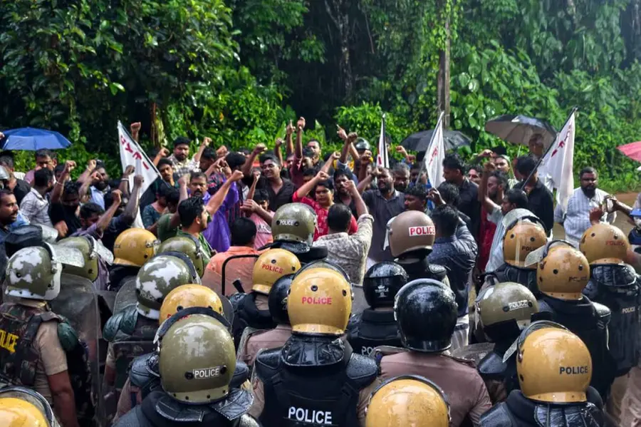 ഷോൺ ജോർജിന്റെ വീട്ടിലേക്ക് ഡി.വൈ.എഫ്.ഐ മാർച്ച്: പ്രതിരോധവുമായി ബിജെപി പ്രവർത്തകർ; സംഘർഷാവസ്ഥ