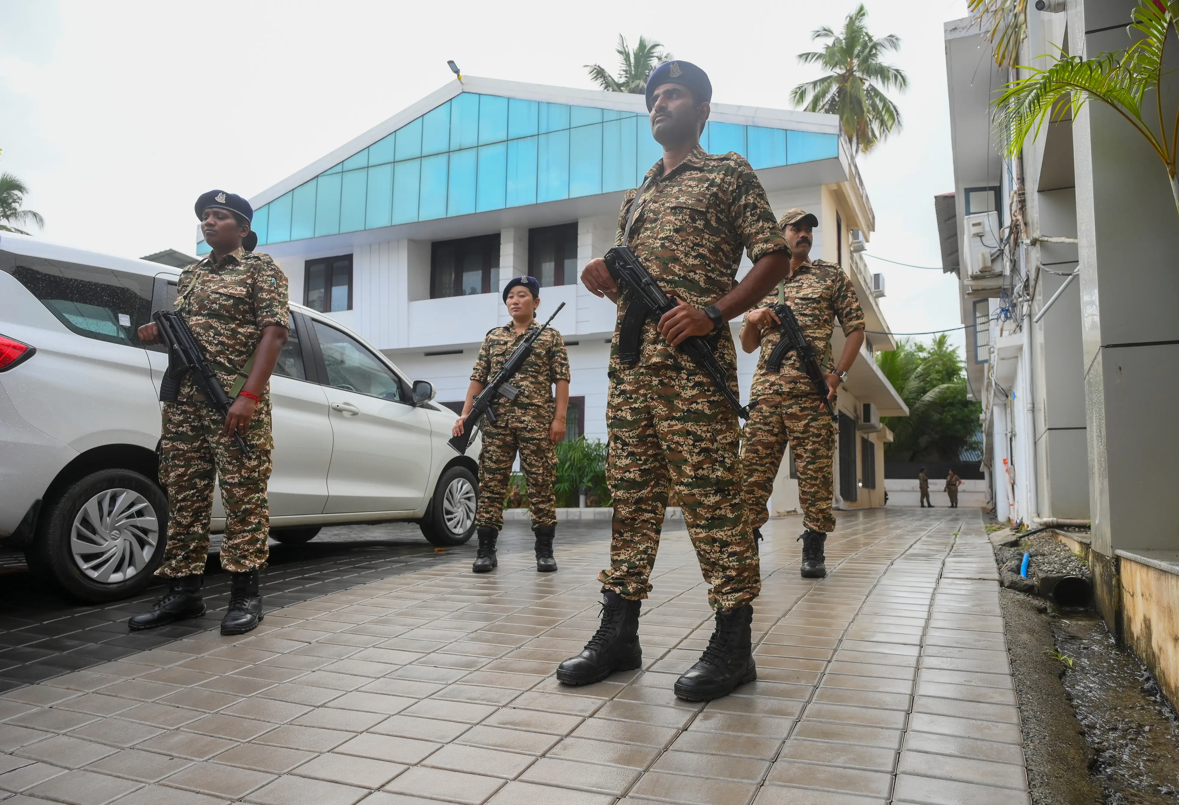 പ്രതിപക്ഷ നേതാവ് പിണറായി വിജയന് താമസിക്കുന്ന തിരുവനന്തപുരത്തെ വീട്ടില് ഇഡി റെയ്ഡിന് കാവല് നില്ക്കുന്ന കേന്ദ്രസേന | PTI
