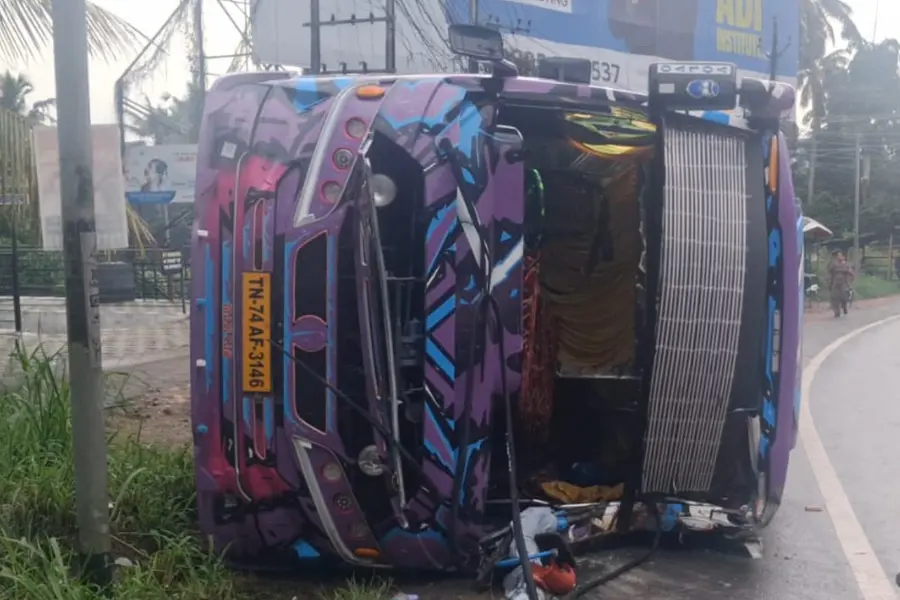 തിരുവല്ലയിൽ ടൂറിസ്റ്റ് ബസ് മറിഞ്ഞ് അപകടം; അഞ്ചുപേർക്ക് പരിക്ക്
