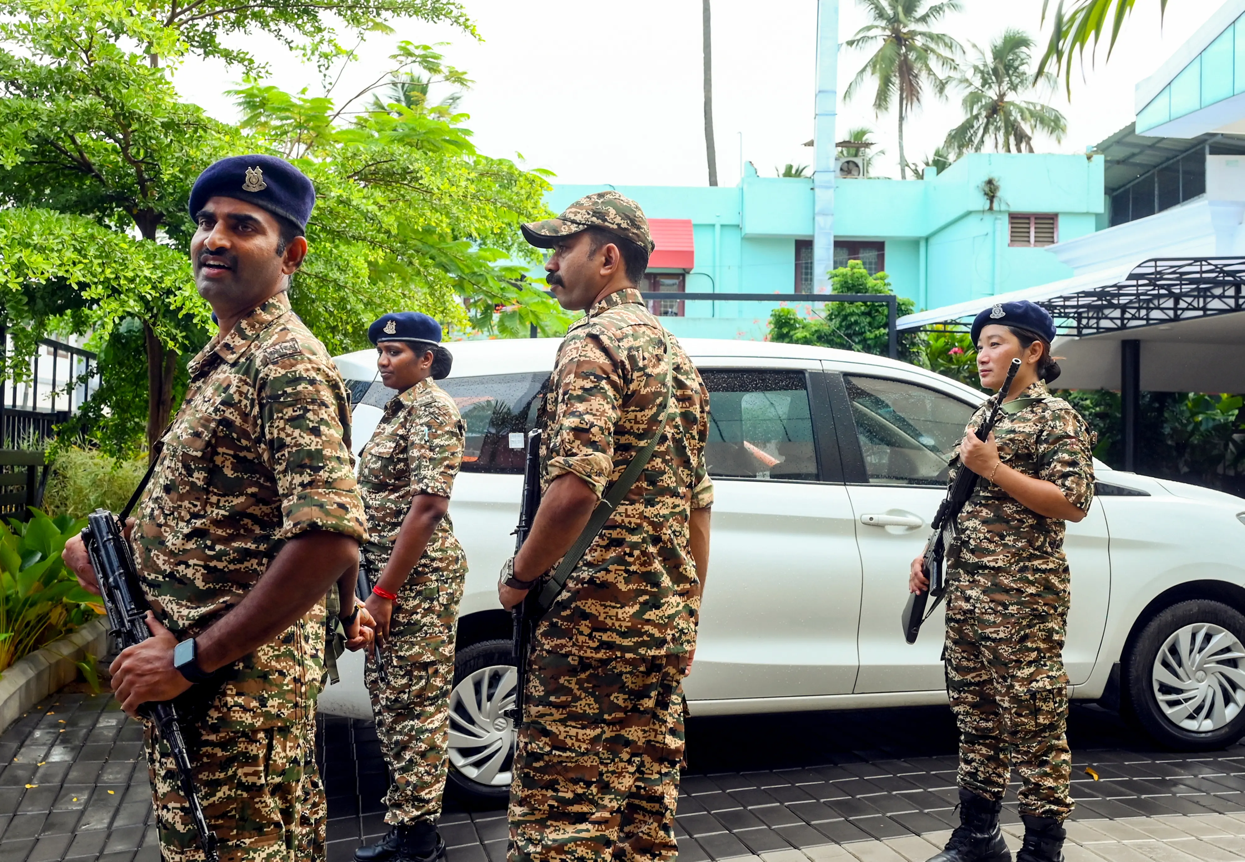 തിരുവനന്തപുരത്ത് പ്രതിപക്ഷ നേതാവ് പിണറായി വിജയന്റെ വീട്ടില് ഇ.ഡി റെയ്ഡ് നടക്കുമ്പോള് കാവല് നില്ക്കുന്ന കേന്ദ്രസേന | PTI