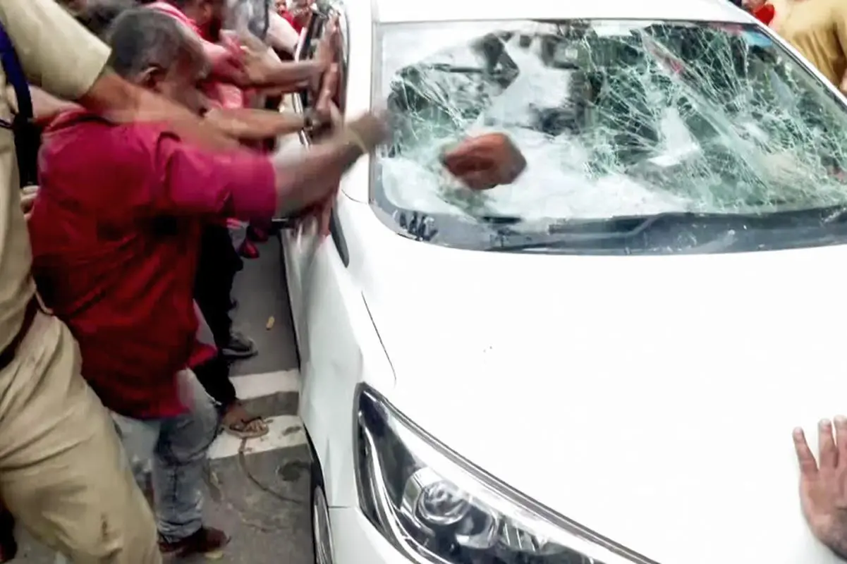 CPI(M) workers attack a vehicle of ED officials as they protest against the central agency over its searches at 10 premises in Keralam, including the residences of Pinarayi Vijayan, in the Cochin Minerals and Rutile Limited (CMRL) case, in Thiruvananthapuram on Wednesday