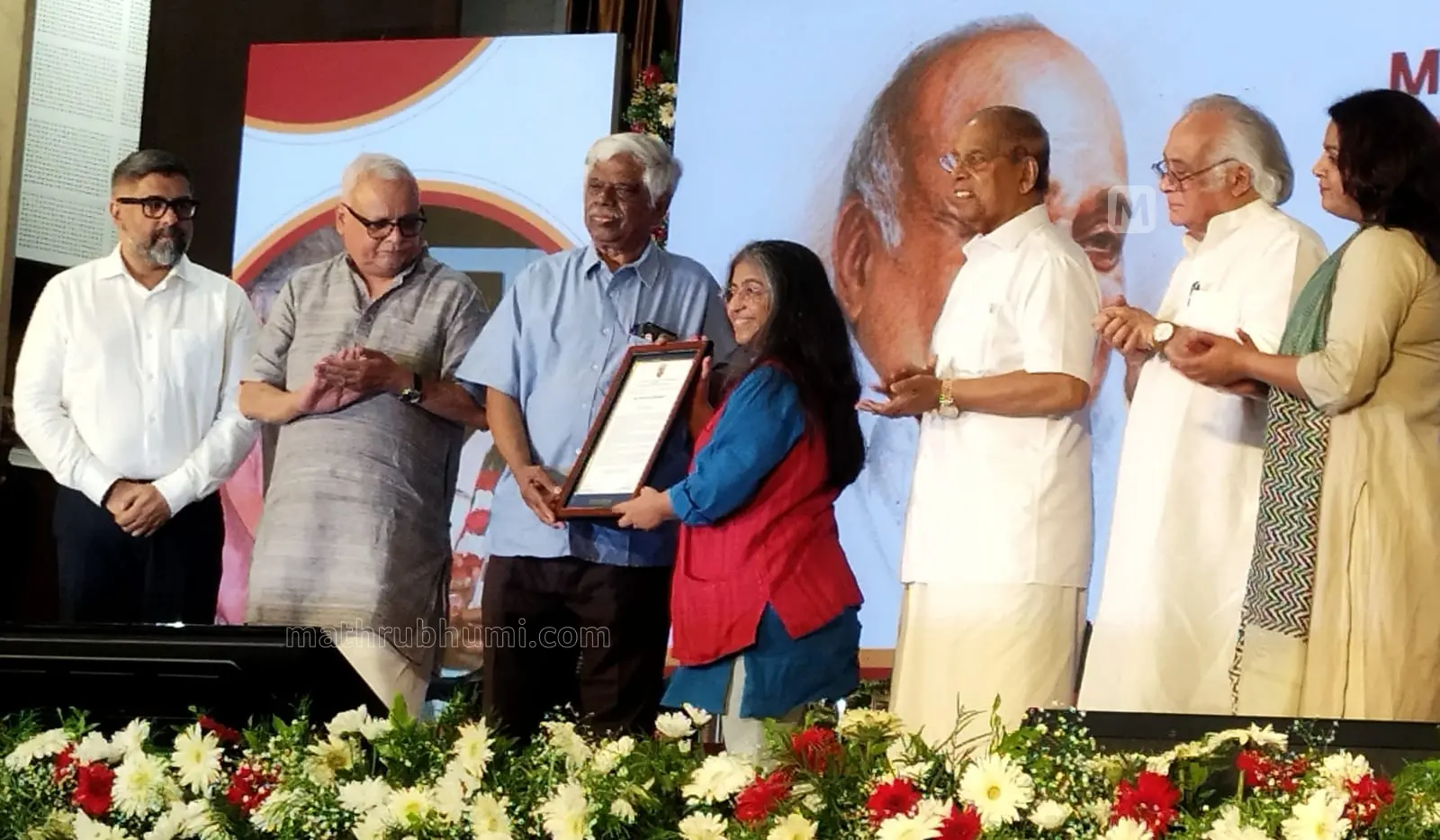 Sunitha Krishnan receiving the award from former Madras High Court judge Justice K. Chandru, in the presence of Congress leader Jairam Ramesh, Mathrubhumi Chairman and Managing Editor P.V. Chandran, Managing Director M.V. Shreyams Kumar, Joint Managing Editor PV Nidhish and Director (Digital Business) M.S. Mayura