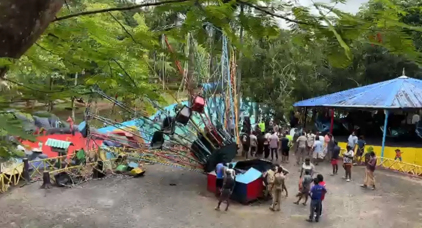 അമ്യൂസ്മെൻ്റ് പാർക്കിൽ റൈഡ് തകർന്നു വീണ നിലയിൽ