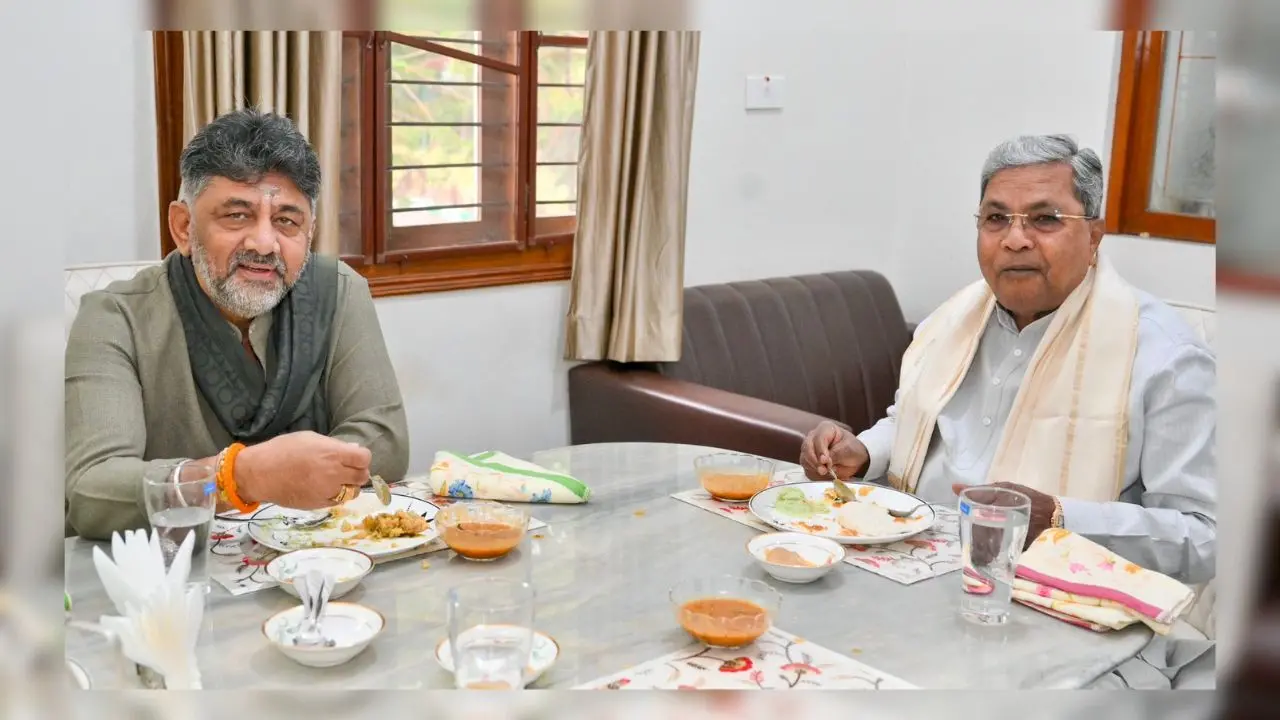 സിദ്ധരാമയ്യയ്ക്കൊപ്പം പ്രഭാതഭക്ഷണം കഴിക്കുന്ന ഡി.കെ. ശിവകരമാർ | Image credit: @DKShivakumar x post