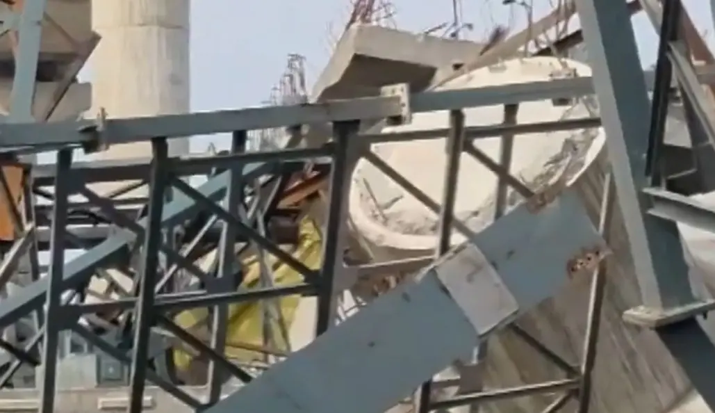 A photo showing the collapsed structure of the under-construction bridge in Uttar Pradesh