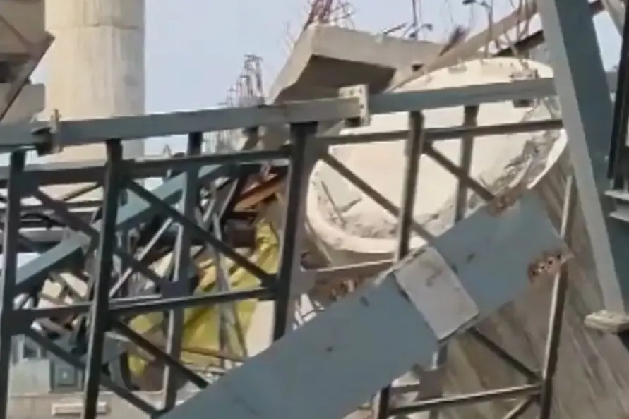 A photo showing the collapsed structure of the under-construction bridge in Uttar Pradesh