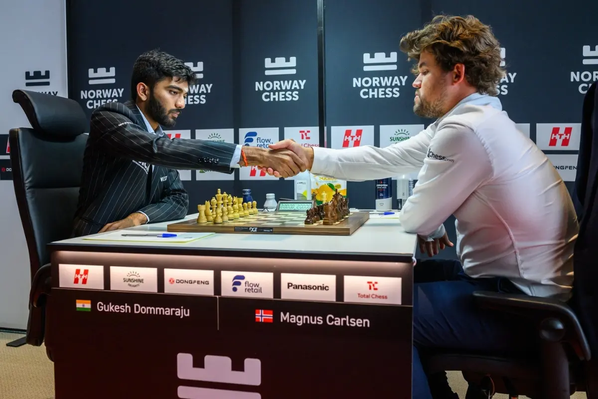 World no.1 Magnus Carlsen plays a masterful game with the Black pieces to take down the World Champion D Gukesh at Norway Chess 2026 | Photo: @ChessbaseIndia on X