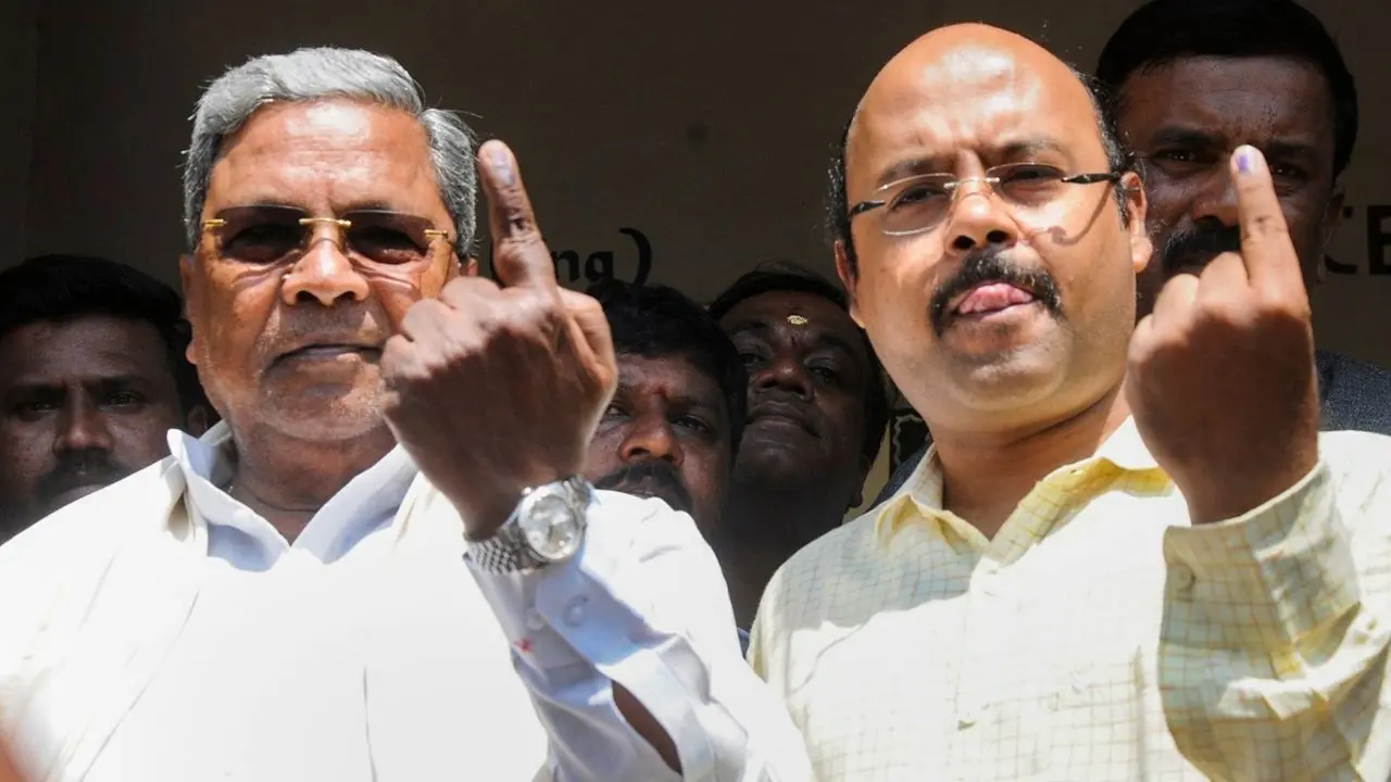 സിദ്ധരാമയ്യ മകൻ യതീന്ദ്രയ്ക്കൊപ്പം | Photo: PTI