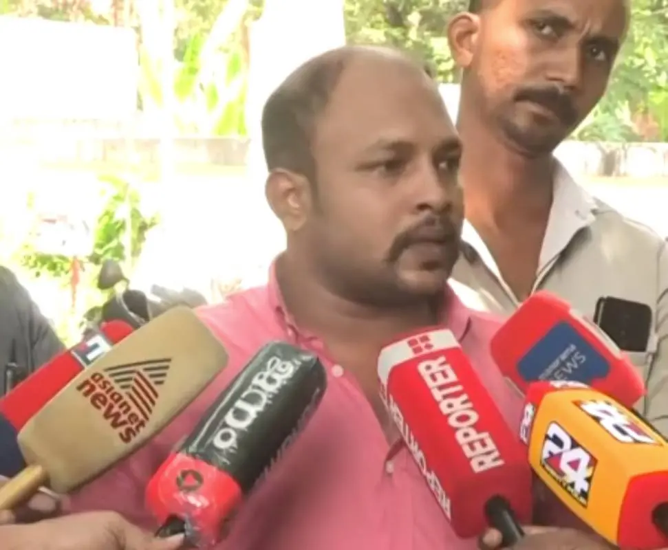 പാർവതിയുടെ ചെറുമകൻ രാഹുൽ മാധ്യമങ്ങളോട് സംസാരിക്കുന്നു | Photo: mathrubhumi news/screengrab