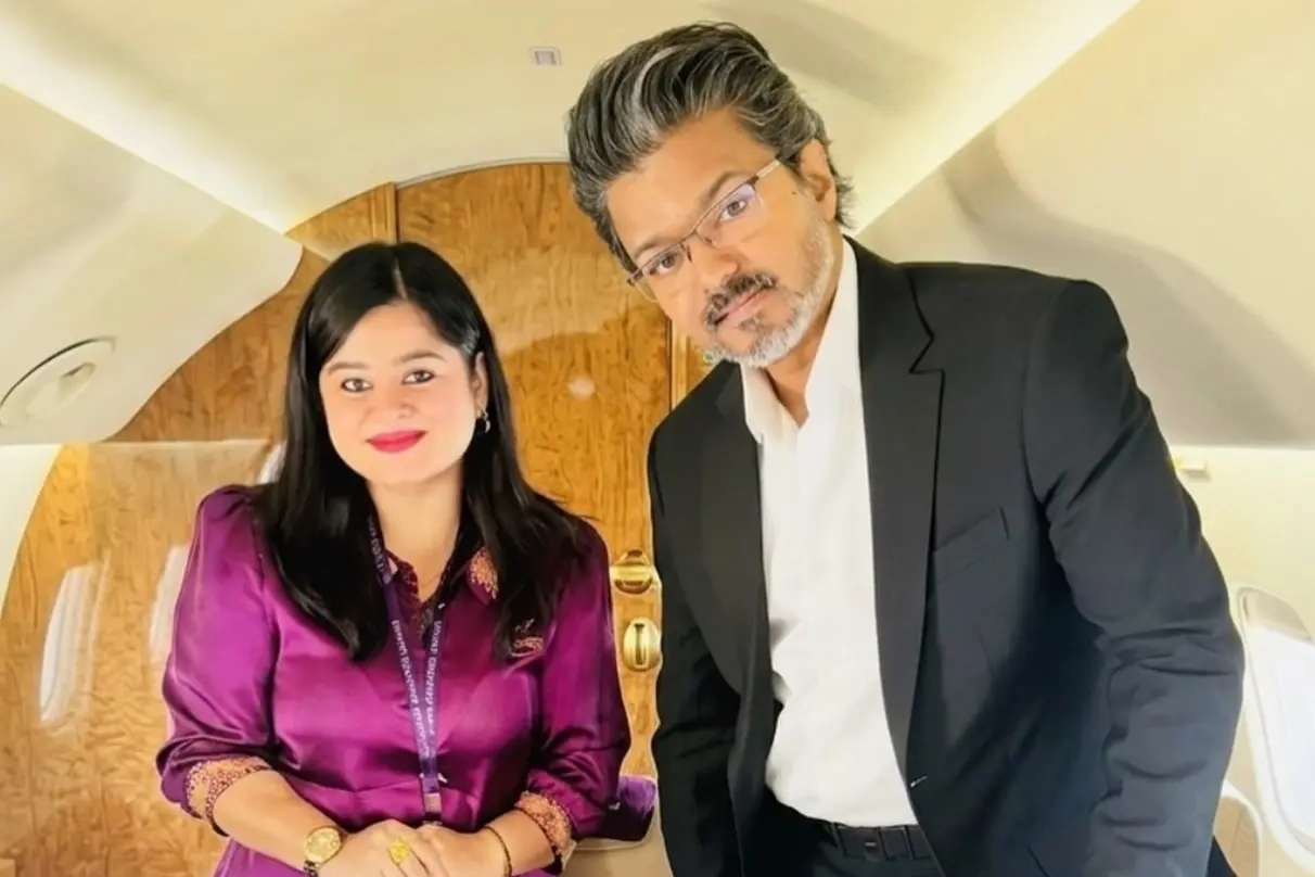 എയർ ഹോസ്റ്റസ് ഉമാ മീനാക്ഷി തമിഴ്നാട് മുഖ്യമന്ത്രി ജോസഫ് വിജയ്ക്കൊപ്പം വിമാനത്തിൽ | Photo: instagram