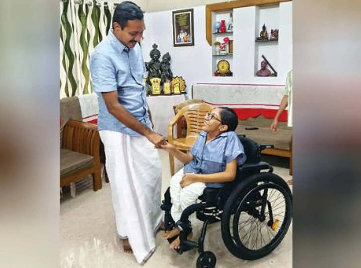 മീനാക്ഷിയെ വീട്ടിലെത്തി ദീപക് ജോയ് എം.എൽ.എ. സന്ദർശിച്ചപ്പോൾ