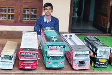 ലൈറ്റുകൾ മിന്നിതെളിയും പാട്ടും കേൾക്കും; യാഥാർഥ ടൂറിസ്റ്റ് ബസുകളെ വെല്ലും ഈ കുഞ്ഞൻ ബസുകൾ