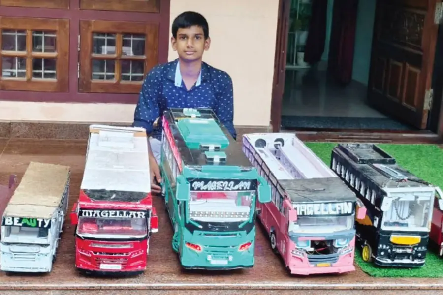 ലൈറ്റുകൾ മിന്നിതെളിയും പാട്ടും കേൾക്കും; യാഥാർഥ ടൂറിസ്റ്റ് ബസുകളെ വെല്ലും ഈ കുഞ്ഞൻ ബസുകൾ