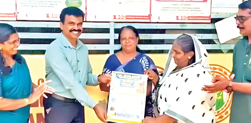 പുറക്കാട് കുടുംബാരോഗ്യകേന്ദ്രത്തിന്റെ സമ്മാനപദ്ധതി ഗ്രാമപ്പഞ്ചായത്ത് പ്രസിഡന്റ് റഹ്മത്ത് ഹാമിദ് ഉദ്ഘാടനം ചെയ്യുന്നു