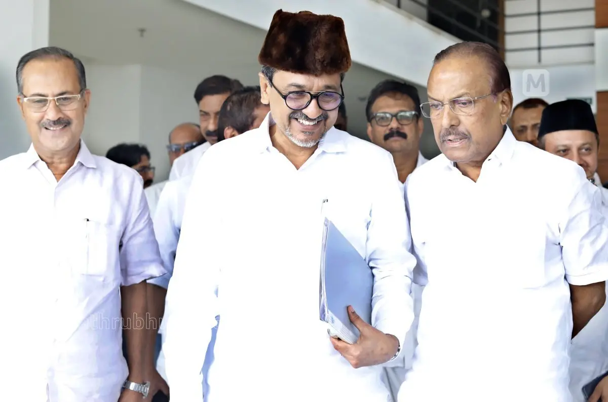 മുസ്ലിംലീഗ് സംസ്ഥാന പ്രസിഡന്റ് പാണക്കാട് സാദിഖലി ശിഹാബ് തങ്ങൾ. പി.എം.എ. സലാം, പി.കെ. കുഞ്ഞാലിക്കുട്ടി, പാണക്കാട് അബ്ബാസലി ശിഹാബ് തങ്ങൾ| ഫോട്ടോ: അജിത് ശങ്കരൻ / മാതൃഭൂമി