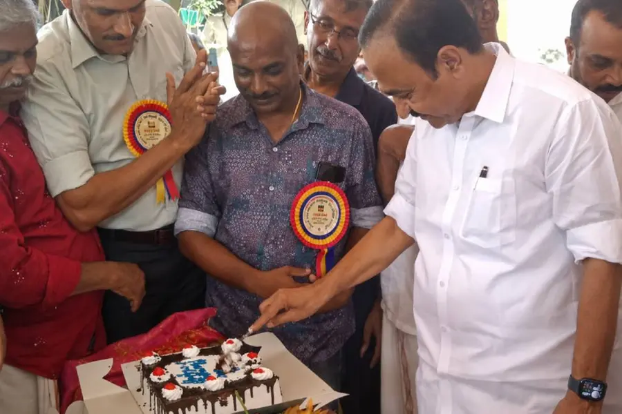 മുഖ്യമന്ത്രിക്ക് 62-ാം പിറന്നാൾ; സ്വന്തം മണ്ഡലത്തിൽ ജന്മദിനം ആഘോഷിച്ച് വി.ഡി. സതീശൻ