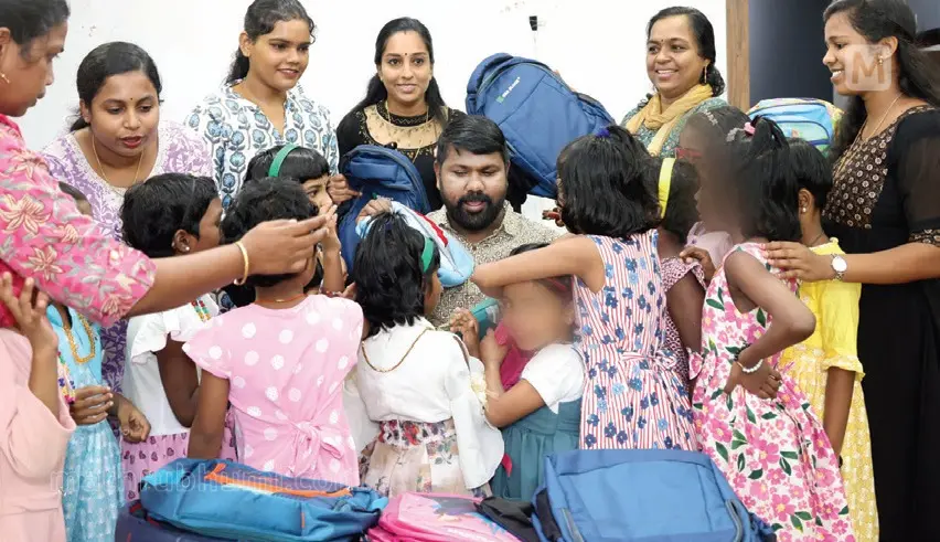 ശിശുക്ഷേമസമിതിയിൽനിന്നു സ്കൂളിലേക്ക് പോകുന്ന വിദ്യാർഥികൾ സമിതി ജനറൽ സെക്രട്ടറി ജി.എൽ. അരുൺഗോപിക്കും ജീവനക്കാർക്കുമൊപ്പം