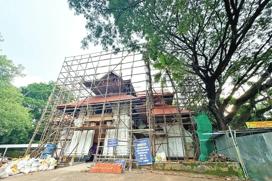 വടക്കുന്നാഥക്ഷേത്ര കിഴക്കേഗോപുരം; നാലു കോടി രൂപയുടെ പുതുക്കലിന് 'മര' ഭീഷണി