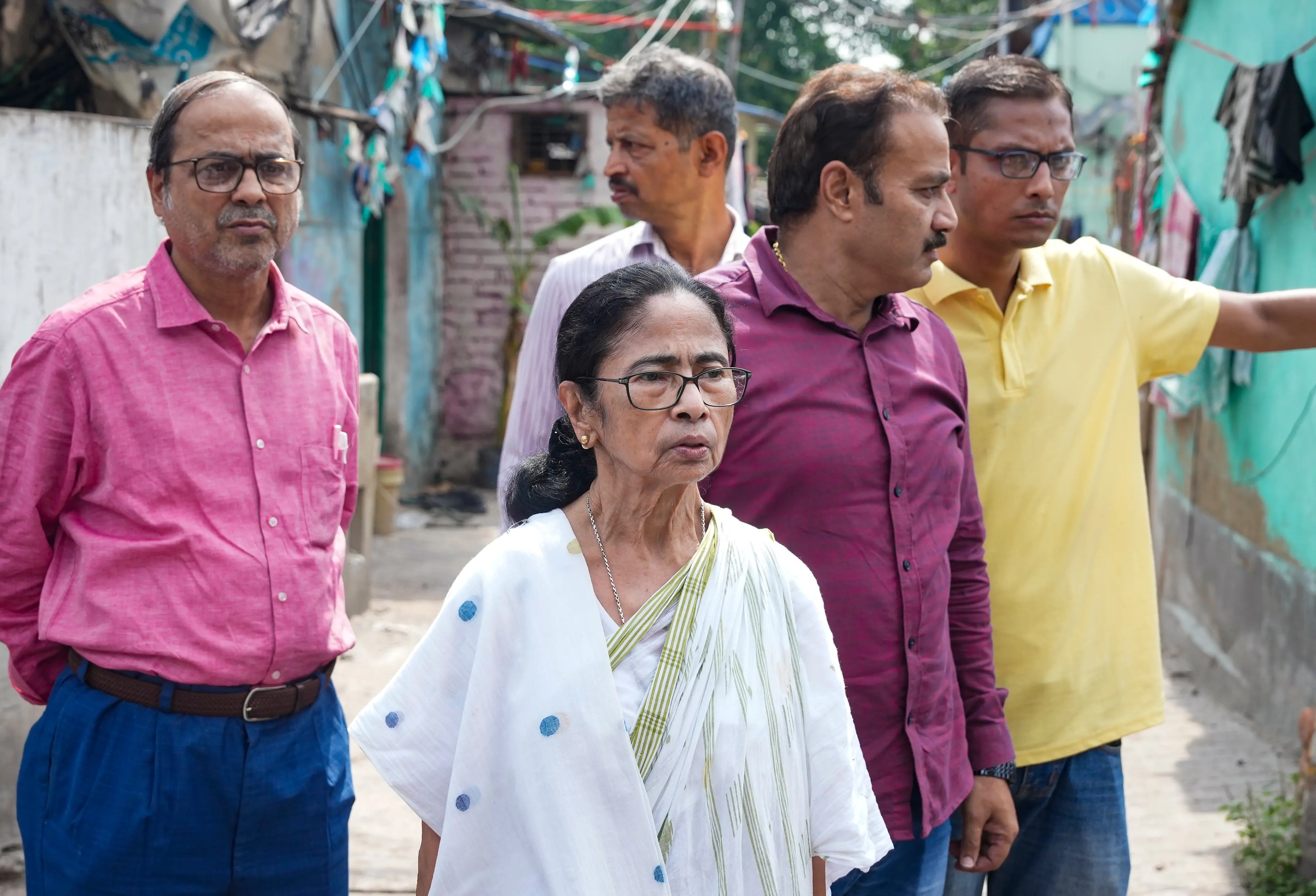 കല്യാൺ ബാനർജിയുടെ വസതി സന്ദർശിക്കുന്ന മമത ബാനർജി | Photo: PTI