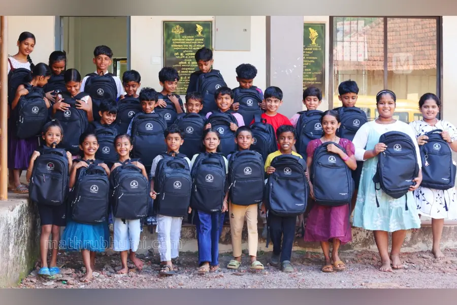 ഒന്നര ലക്ഷം രൂപ സ്വരൂപിച്ചു; സ്കൂളിലെ മുഴുവൻ കുട്ടികൾക്കും പി.ടി.എ. വക ബാഗ്