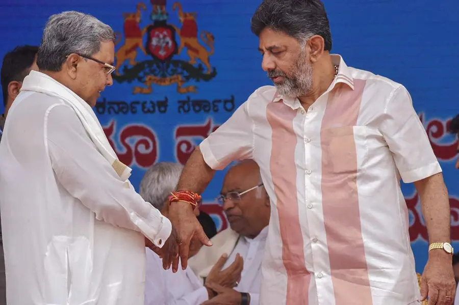 കർണാടകയിൽ ഉപമുഖ്യമന്ത്രിസ്ഥാനത്തിനായി ചരടുവലി സജീവം; സമ്പൂർണ മന്ത്രിസഭ ഉടനുണ്ടാകില്ല