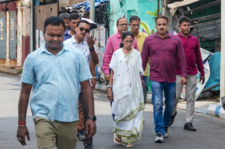 വ്യാപക കൊഴിഞ്ഞുപോക്കിനിടെ നടപടിയുമായി മമത; രണ്ട് എംഎൽഎമാരെ പാർട്ടിയിൽനിന്ന് പുറത്താക്കി