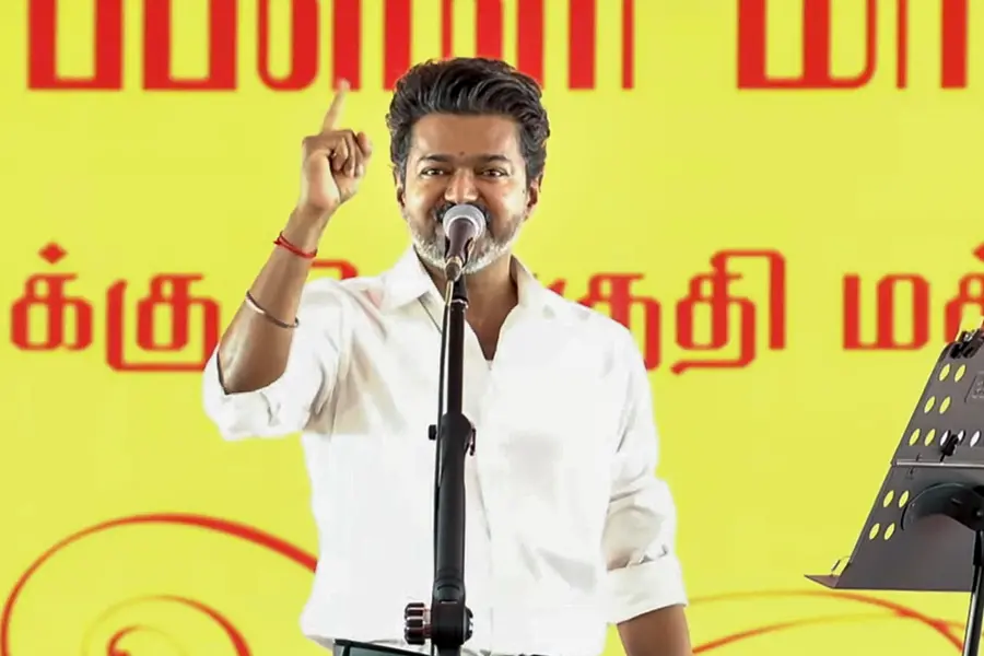 താൻ മുഖ്യമന്ത്രിയല്ല, മുഖ്യ സേവകൻ, എതിരാളി ഡിഎംകെയെന്ന് വിജയ്; വരുന്നു സിംഗപ്പെൺ കാവൽപ്പട