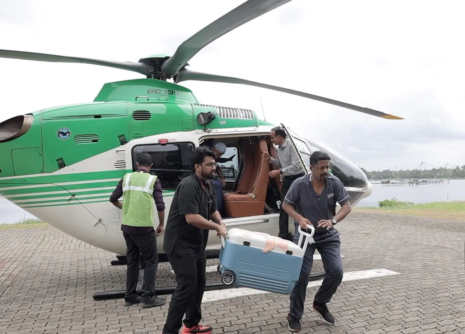 കണ്ണൂരിൽ നിന്ന് എയർ ആംബുലൻസിൽ കൊച്ചി ആസ്റ്റർ മെഡ്സിറ്റി ഹെലിപ്പാഡിൽ എത്തിച്ച ഹൃദയം ആസ്റ്റർ മെഡ്സിറ്റി എമർജസി മെഡിസിൻ ഹെഡ് ഡോ. ജോൺസൻ.കെ.വർഗീസ്, എമർജൻസി ഫിസിഷൻ ഡോ. ഭരത് സജിത്ത് എന്നിവർ ചേർന്ന് ഏറ്റുവാങ്ങി ശസ്ത്രക്രിയയ്ക്കായി ആശുപത്രിക്കുള്ളിലേക്ക് കൊണ്ടുപോകുന്നു.
