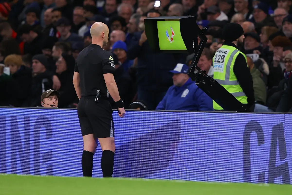 File Photo: Referee Anthony Taylor performs a VAR review | Photo: James Gill - Danehouse/Getty Images