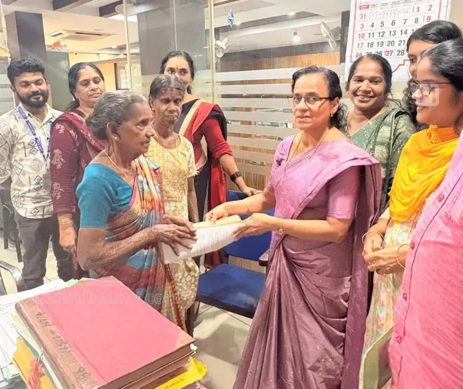 മേഴ്സി ചെറിയാന് കുടുംബത്തിന് ആധാരം കൈമാറുന്നു | Photo: Mathrubhumi