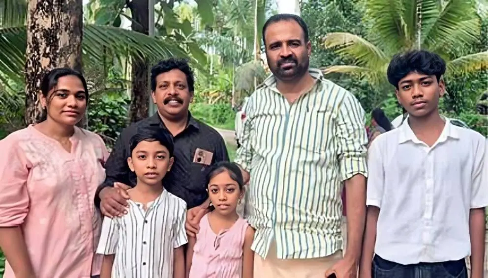 • സി.ആർ. മഹേഷ് എം.എൽ.എ. സോഫി ബെന്നിയുടെ കുടുംബത്തോടൊപ്പം