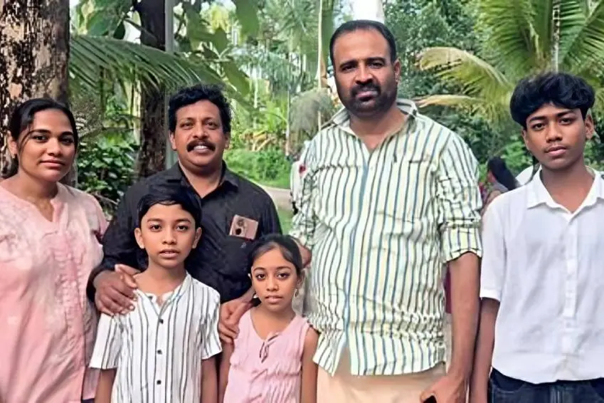 റഹീമിന്റെ മോചനത്തിനായി കെട്ടുതാലിയും കുരിശും നൽകി; സോഫിക്കും കുടുംബത്തിനും CR മഹേഷ് വീടുവെച്ച് നൽകും
