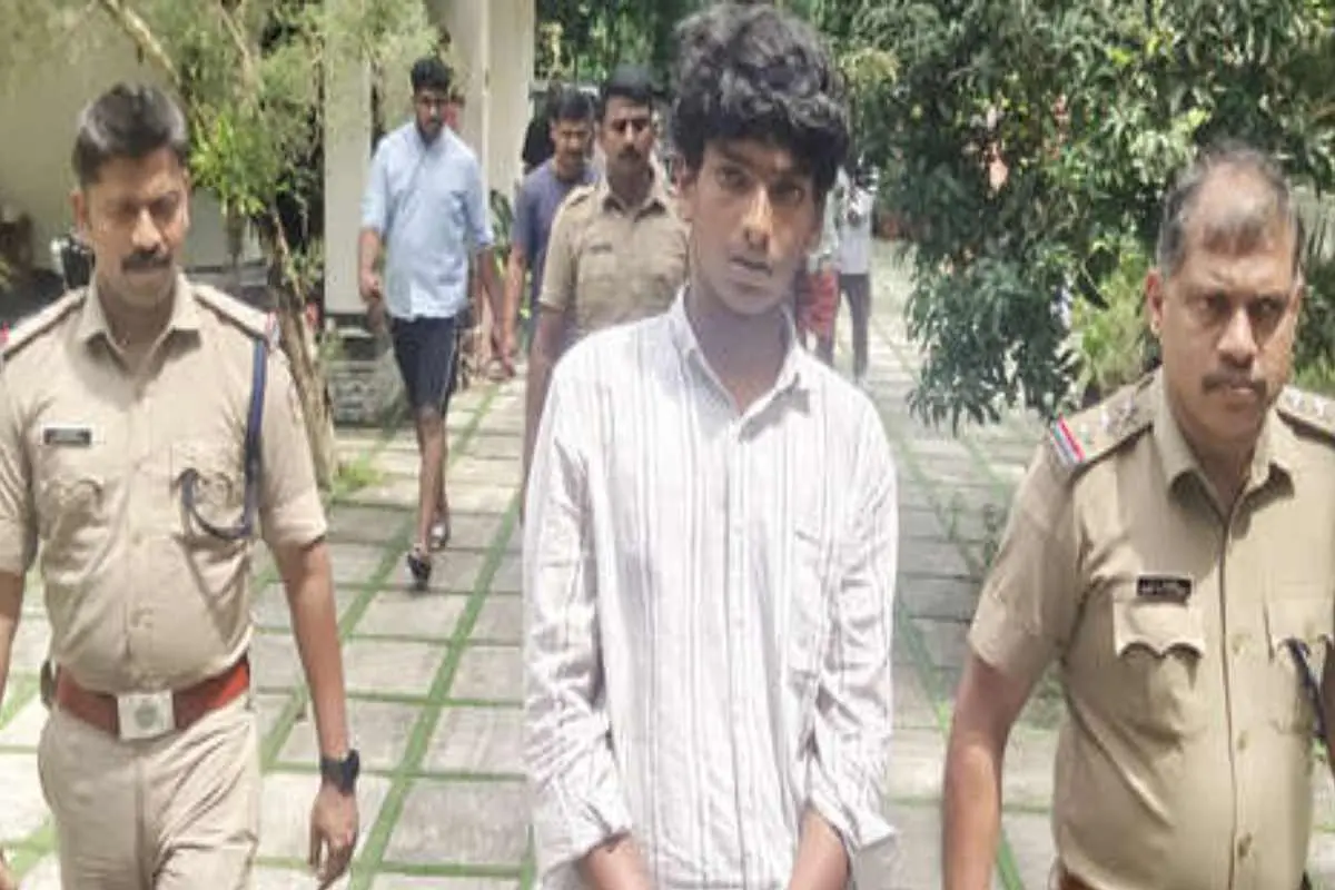 ആനക്കല്ല് പൊന്മലയിലെ വീട്ടിൽ മോഷണം നടത്തിയ അജിത്ത് അനിലിനെ തെളിവെടുപ്പിനായി കാഞ്ഞിരപ്പള്ളി പോലീസ് കൊണ്ടുവന്നപ്പോൾ