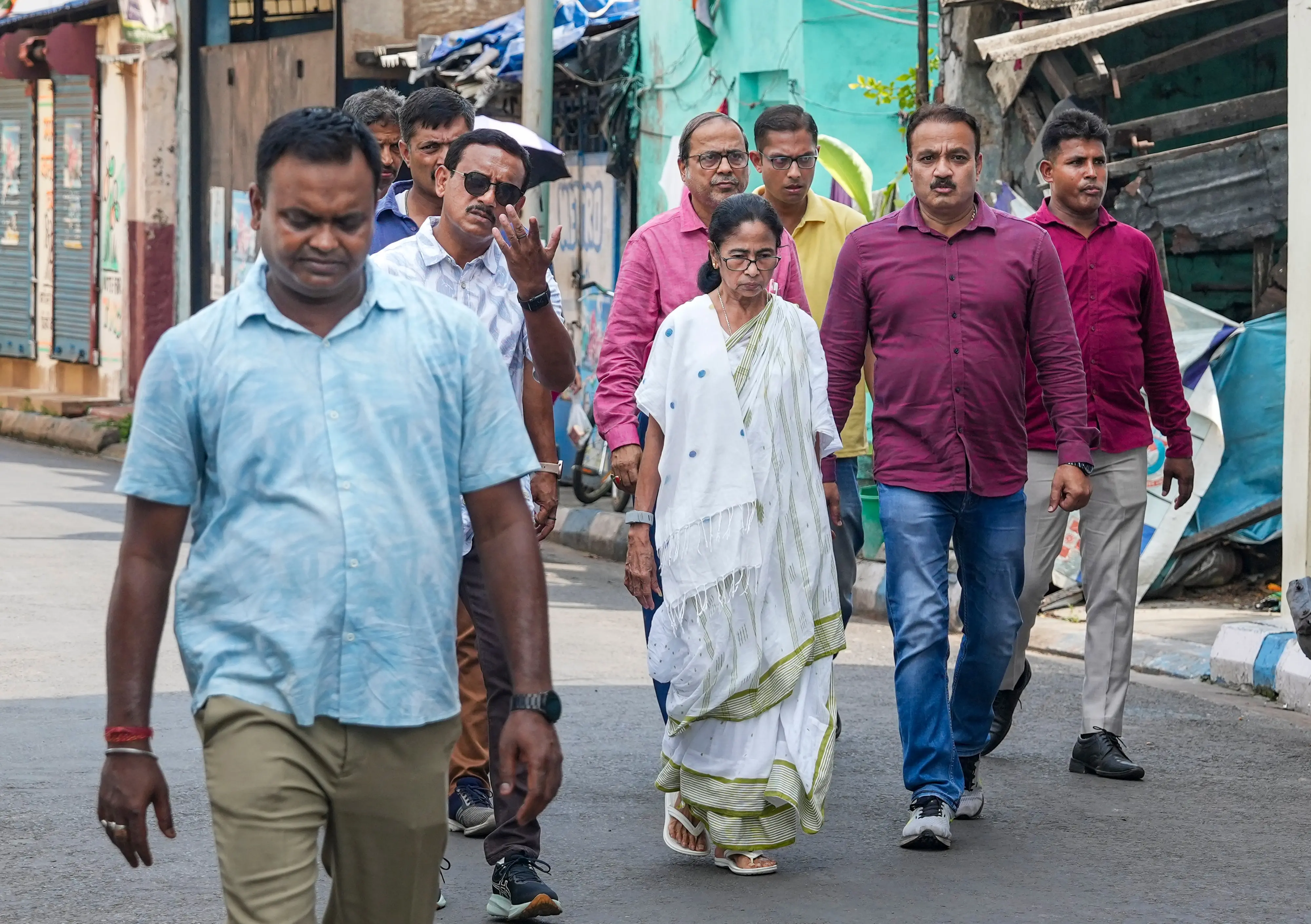 കല്യാൺ ബാനർജിയുടെ വസതി സന്ദർശനത്തിനിടെ മമത ബാനർജി | PHOTO: PTI