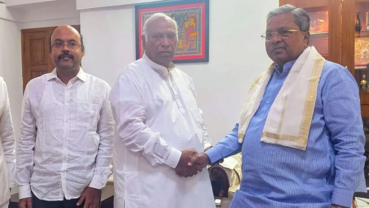 യതീന്ദ്ര സിദ്ധരാമയ്യ മല്ലികാർജുൻ ഖാർഗെയ്ക്കും പിതാവ് സിദ്ധരാമയ്യക്കുമൊപ്പം | Photo: PTI