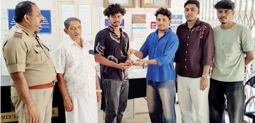 കളഞ്ഞുകിട്ടിയ സ്വർണമാല കാഞ്ഞാർ പോലീസ് സ്റ്റേഷനിൽ മൂവർസംഘം ഉടമസ്ഥന് കൈമാറുന്നു.