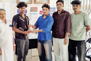 കളഞ്ഞുകിട്ടിയ ഒന്നരപ്പവന്റെ മാല ഉടമയ്ക്ക് തിരികെ നൽകി മൂവർസംഘം; നല്ലമാതൃകയ്ക്ക് കയ്യടി