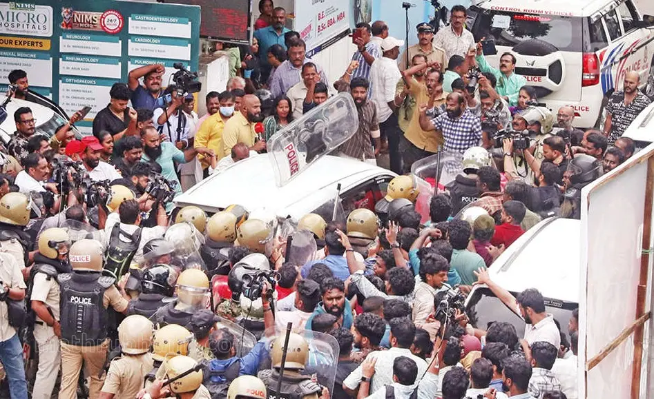 പ്രതിപക്ഷനേതാവ് പിണറായി വിജയന്റെ വാടകവീടിനു പുറത്തേക്കു വന്ന ഇ.ഡി. ഉദ്യോഗസ്ഥർ സഞ്ചരിച്ച വാഹനം ആക്രമിക്കുന്ന സി.പി.എം. പ്രവർത്തകർ