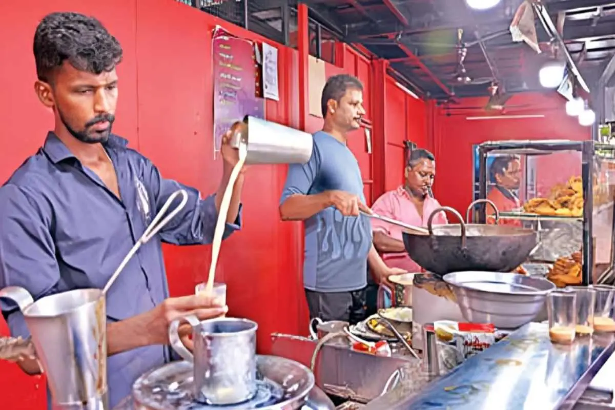 എറണാകുളം കലൂർ സ്റ്റേഡിയം ലിങ്ക് റോഡിലെ മുരുകന്റെ തട്ടുകടയിലെ ചായക്കച്ചവടം
