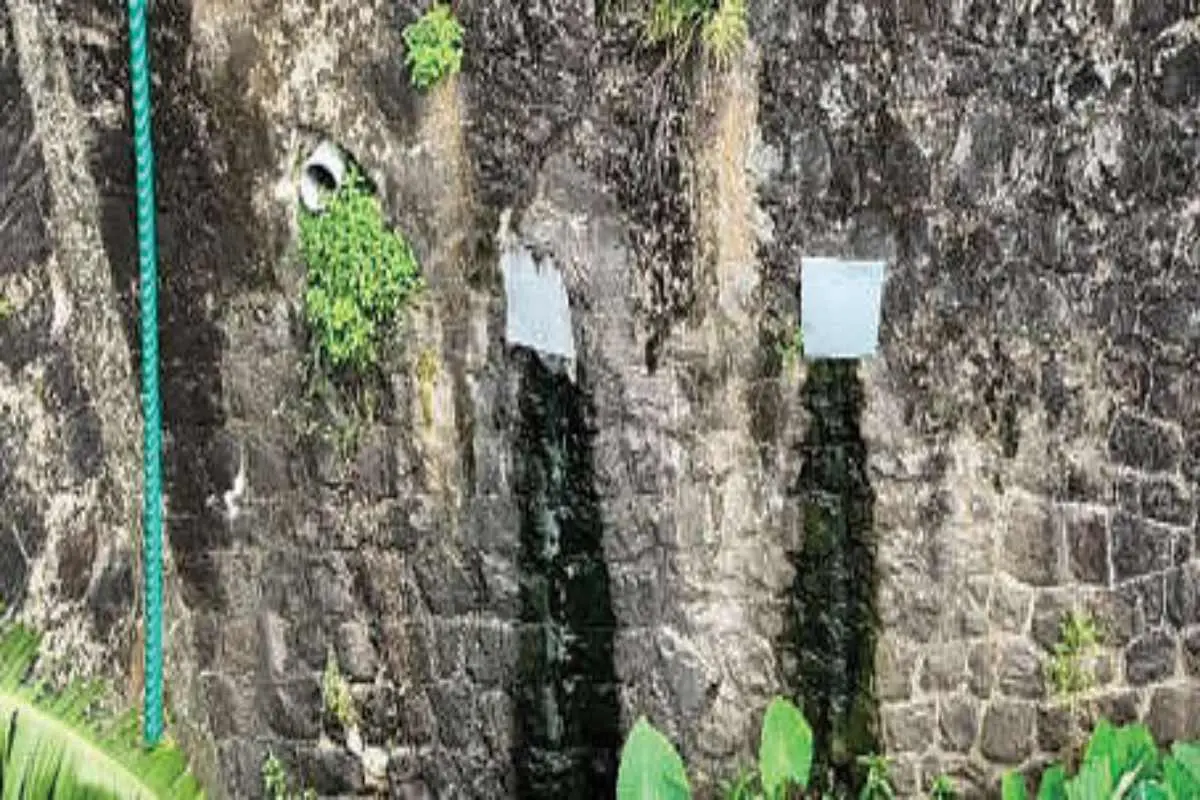 ശാന്തി ലോട്ടസ് ഫ്ളാറ്റിൽനിന്ന് മലിനജലം പെരിയാറിലേക്ക് ഒഴുക്കുന്നു