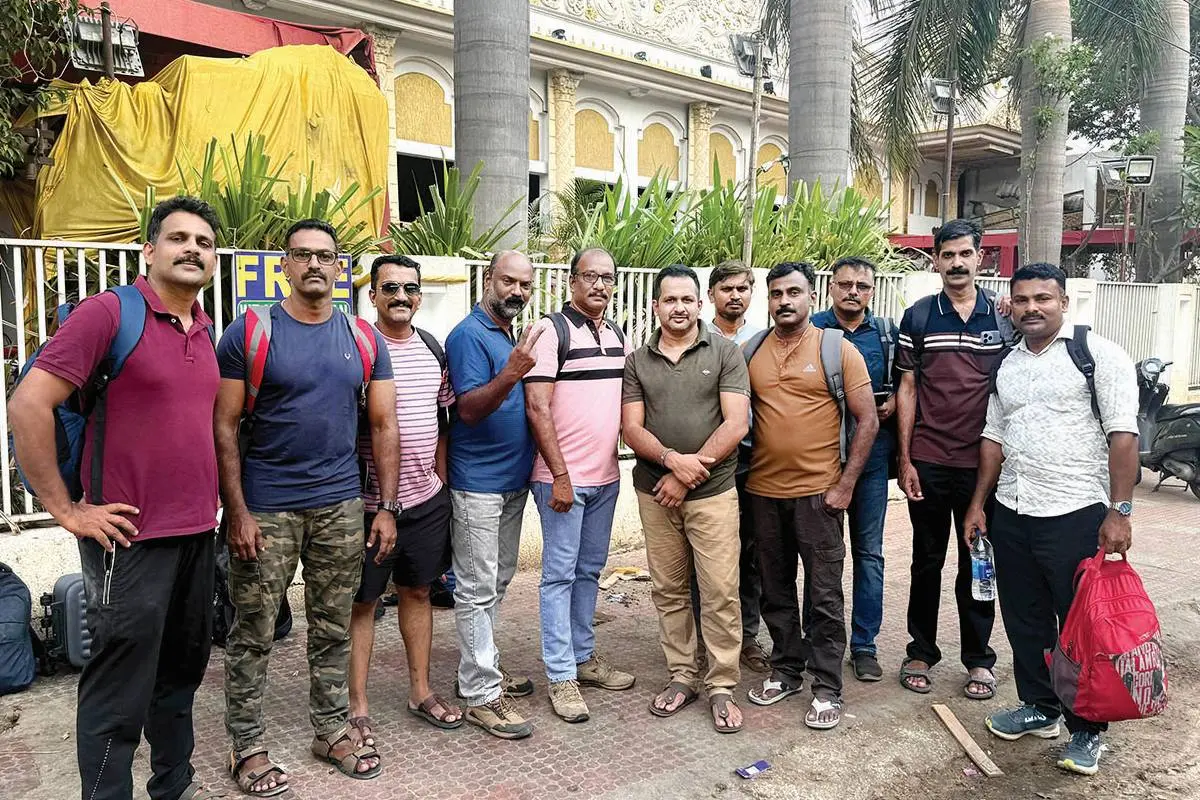 തെളിവെടുപ്പിനായി ഡൽഹിയിലേക്ക് കൊണ്ടുപോകുന്നതിനിടെ രക്ഷപ്പെട്ട മുഹമ്മദ് ഹനീഫയെ(വലത്തുനിന്ന് ആറാമത്തെയാൾ) അന്വേഷണസംഘം കർണാടക-മഹാരാഷ്ട്ര അതിർത്തിയായ കൽബുർഗിയിൽനിന്ന് കസ്റ്റഡിയിലെടുത്തപ്പോൾ